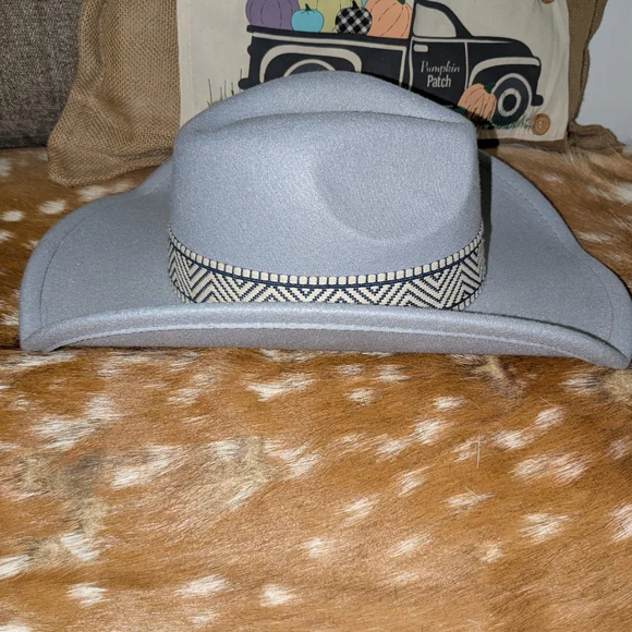 Stylish Gray Cowboy Hat with Patterned Band - Picture 3 of 5